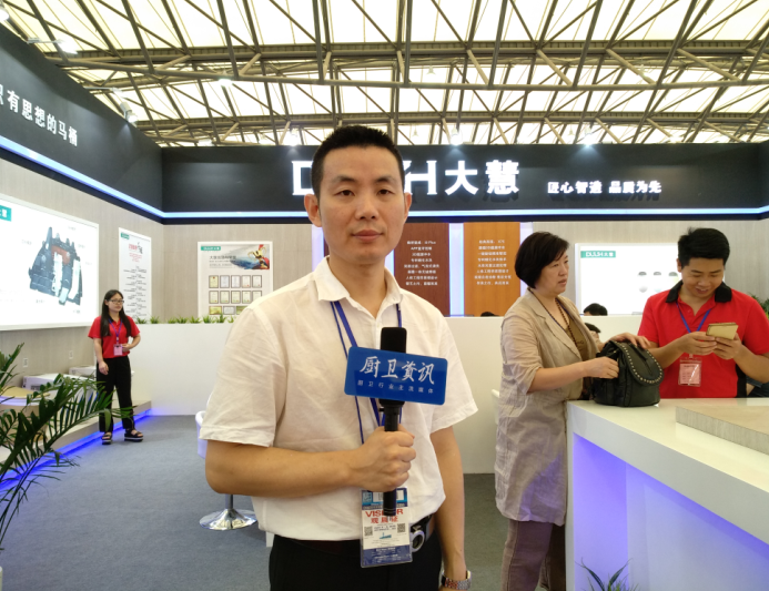 大慧卫浴携专利技术智能马桶亮相上海厨卫展