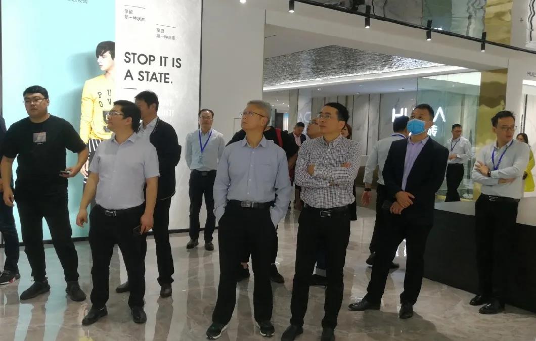 滨海县人民医院领导莅临惠达瓷砖考察指导