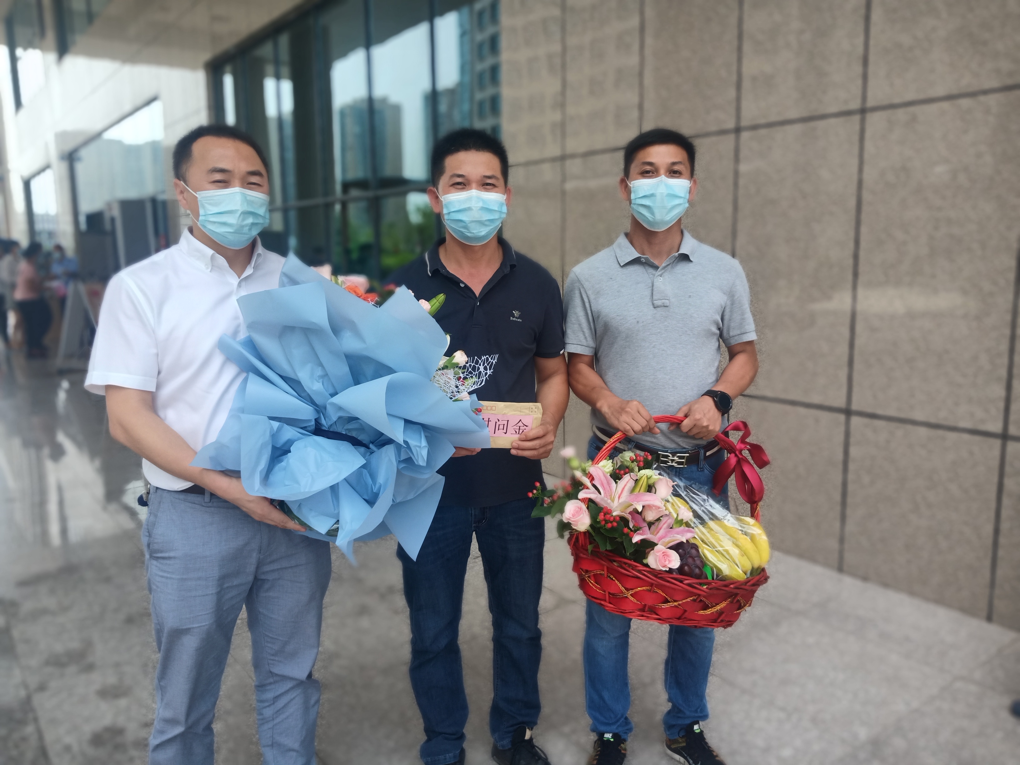 爱陶视职工如家人，深切关怀困难员工
