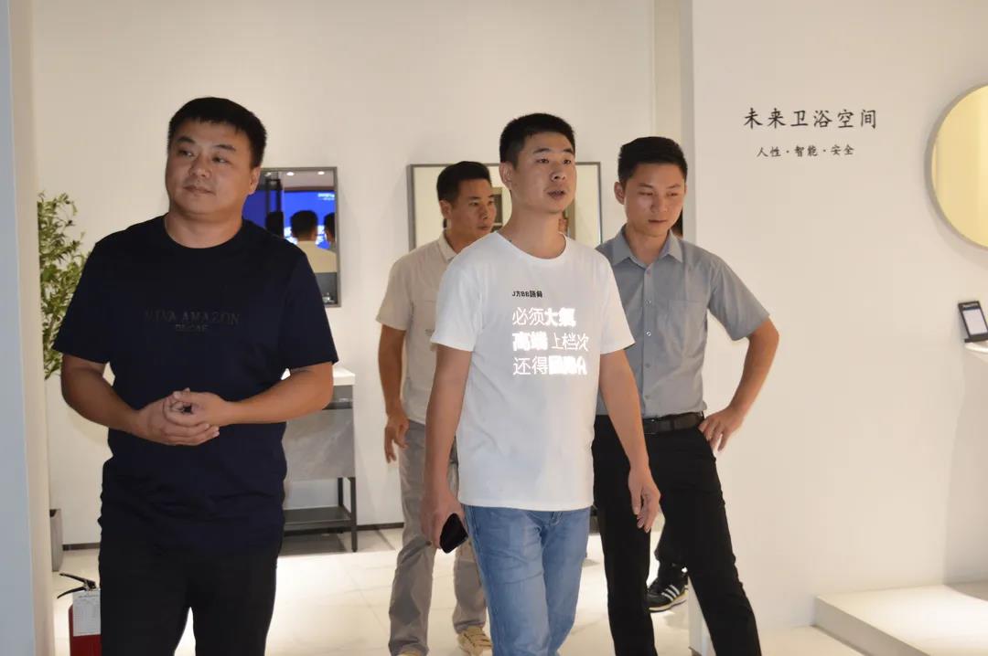 福建省水暖卫浴阀门行业协会秘书长李良伟、中国建材市场协会卫浴分会秘书长刘文贵一行莅临朗司卫浴考察交流