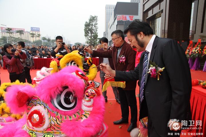 柳董事长和尹虹先生为醒狮点睛，祥狮贺瑞，恭祝开业！.JPG