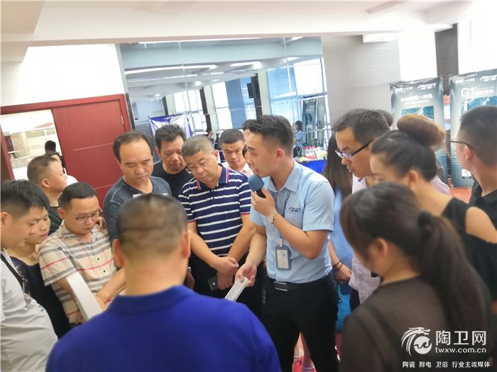11-现场智能马桶新品演练解说.jpg