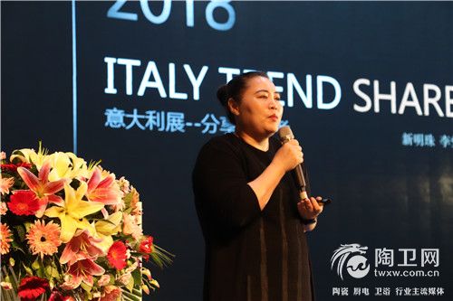 新明珠陶瓷营销管理中心副总经理、新明珠设计院院长&nbsp;李莹女士做分享.jpg