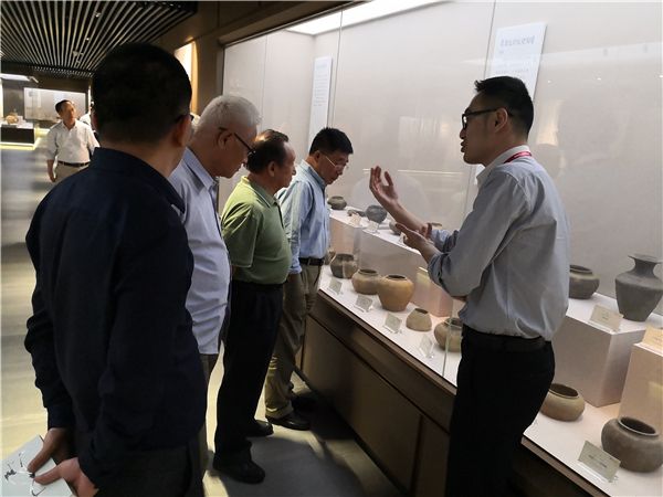 东鹏明善陶瓷博物馆馆长华健博（右一）带领专家、学者们参观博物馆.jpg