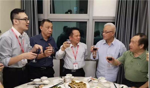 东鹏控股董事长何新明（中）向专家、学者们举杯祝酒.jpg