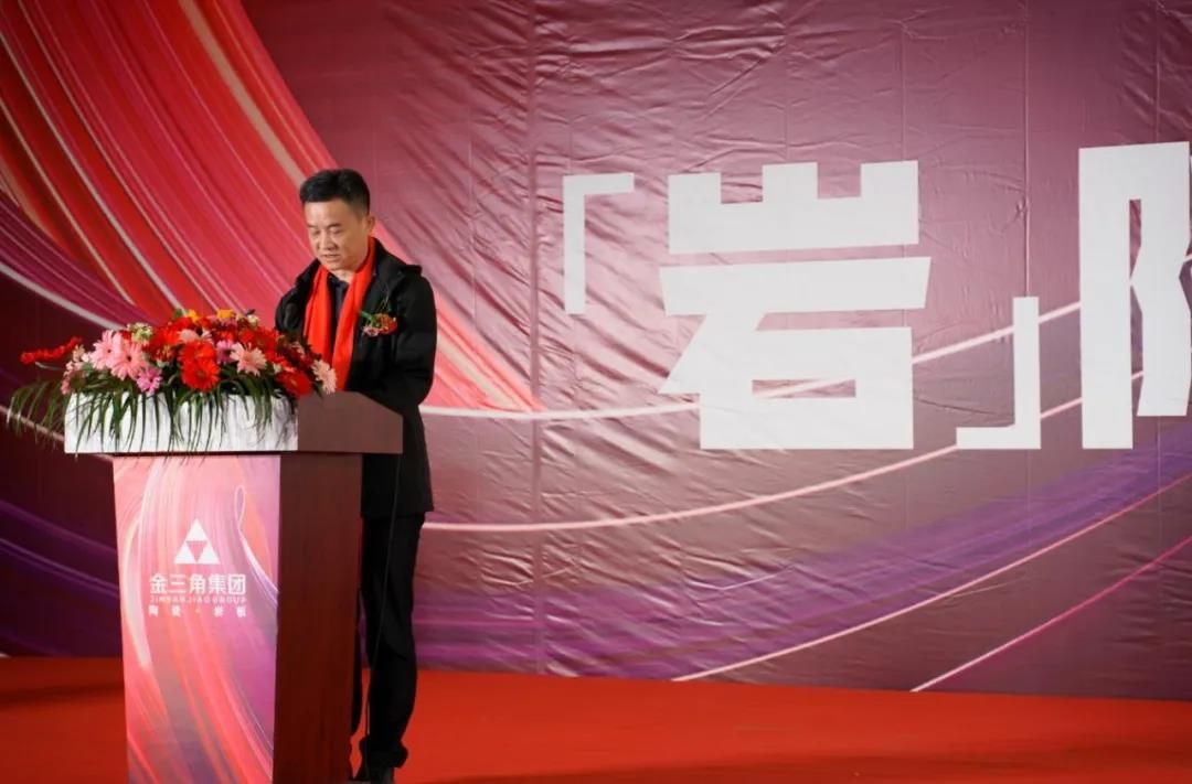 金三角集团大岩板智能生产线窑炉顺利点火7.jpg