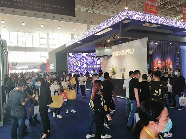 谁说只有泰国能出神广告？新濠大理石瓷砖的广告绝了 (7).jpg