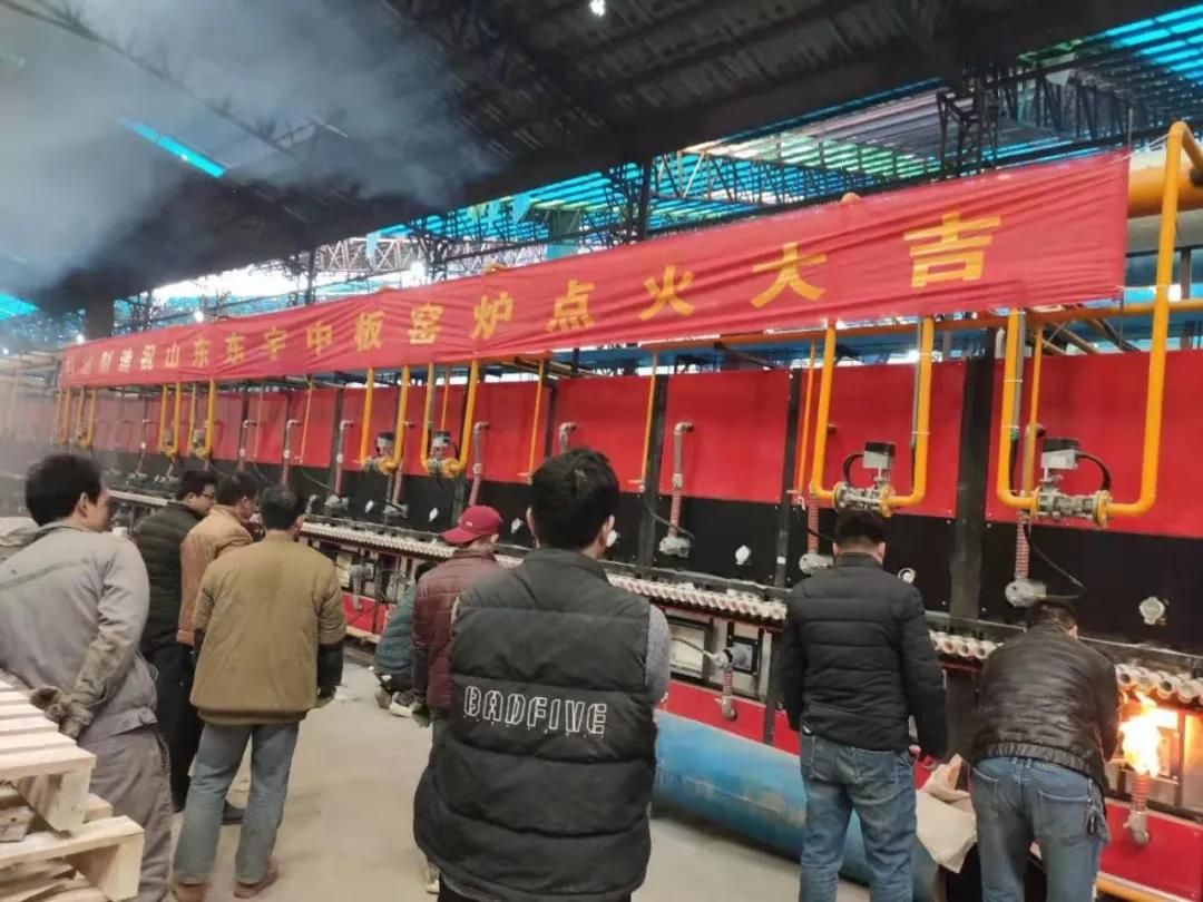 山东东宇中板兼抛釉砖生产线点火.jpg