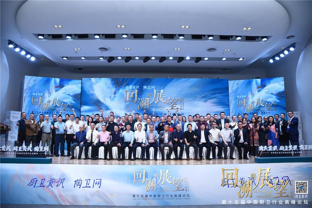 1634701353143990.jpg 恩得瑞荣获2021厨卫榜“洗衣空间定制单品类卫浴冠军”02.jpg