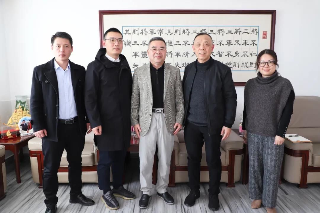 从左到右为：陶卫网总经理李聪（左一），陶瓷资讯首席运营官喻月明（左二），东莞工商联主席、马可波罗控股董事长黄建平（中），陶瓷资讯创始人喻镇荣（右二），陶瓷资讯主编赵梦笑（右一）.jpg