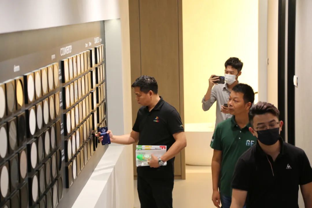 参观1.jpg