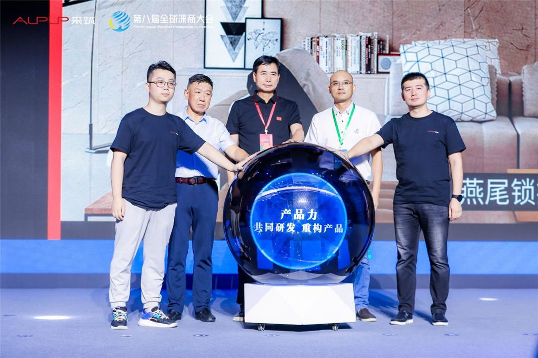 马可波罗工程事业一部总经理杜岿然（左二）代表公司出席本次大会.jpg